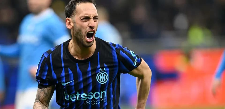 Hakan Çalhanoğlu celebrating a goal for Inter