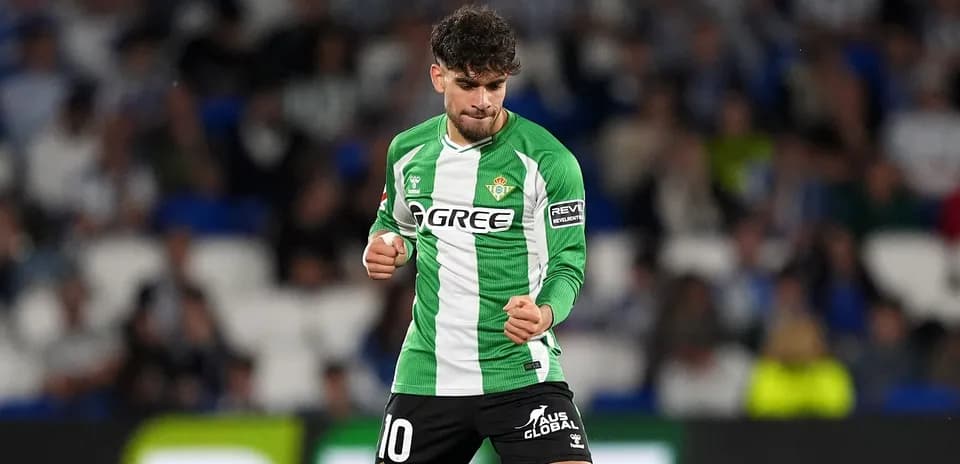 Player celebrating in Real Betis jersey during match