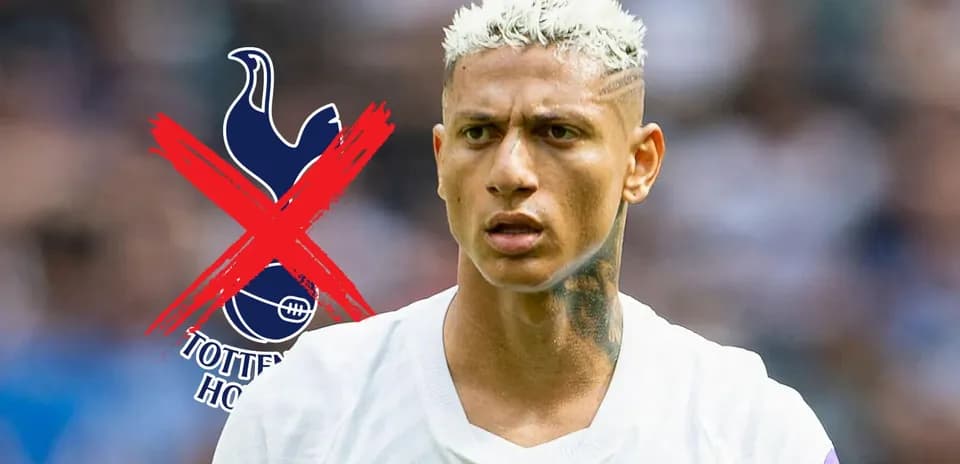 Player with bleached hair on the pitch