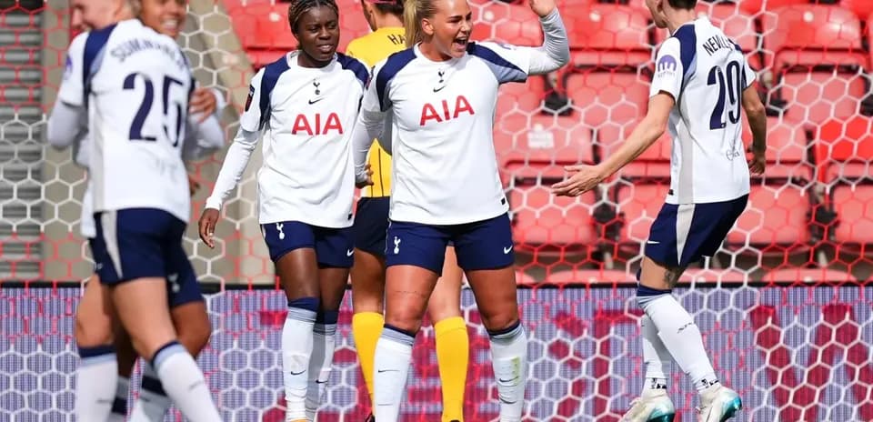 Tottenham Hotspur W players celebrating a goal