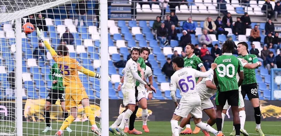 Fiorentina players contesting a corner kick