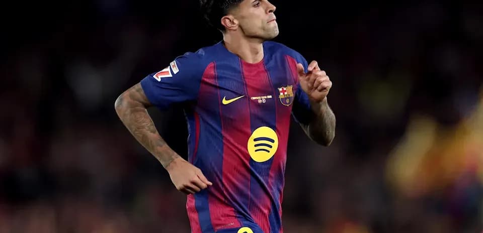 Player in Barcelona kit running on the pitch