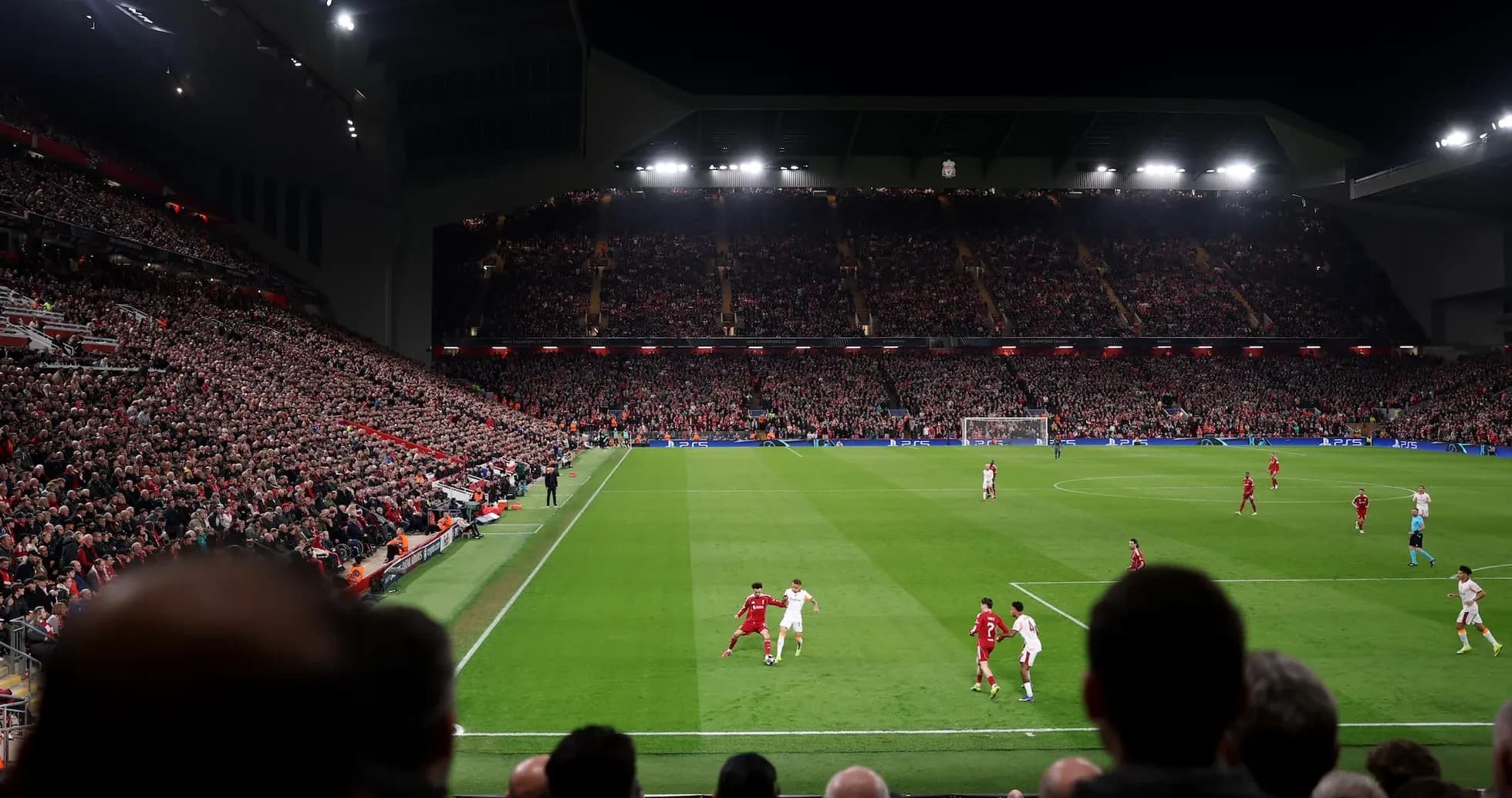 Liverpool player dribbling against Galatasaray