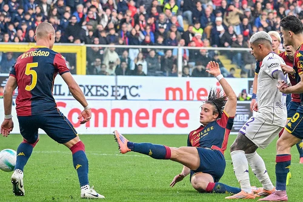 Players competing during Fiorentina vs Genoa match