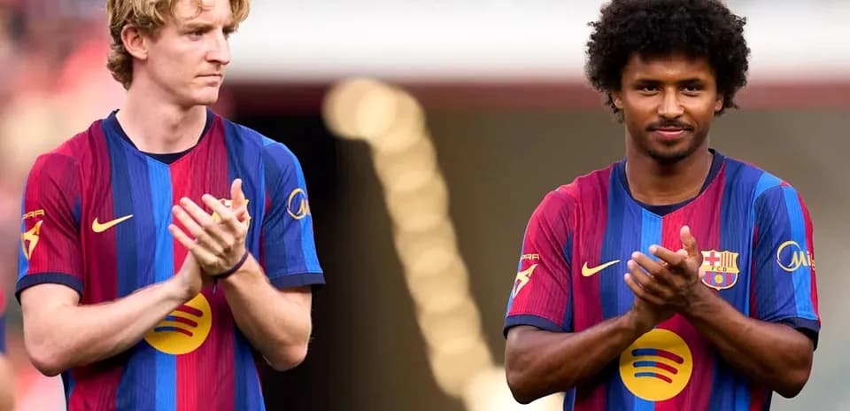 Two FC Barcelona players applauding on the pitch