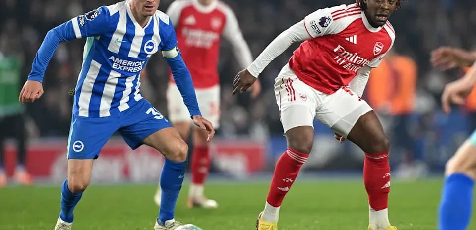 Brighton and Arsenal players competing for the ball