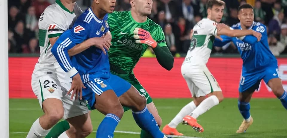 Players competing for the ball during Elche match