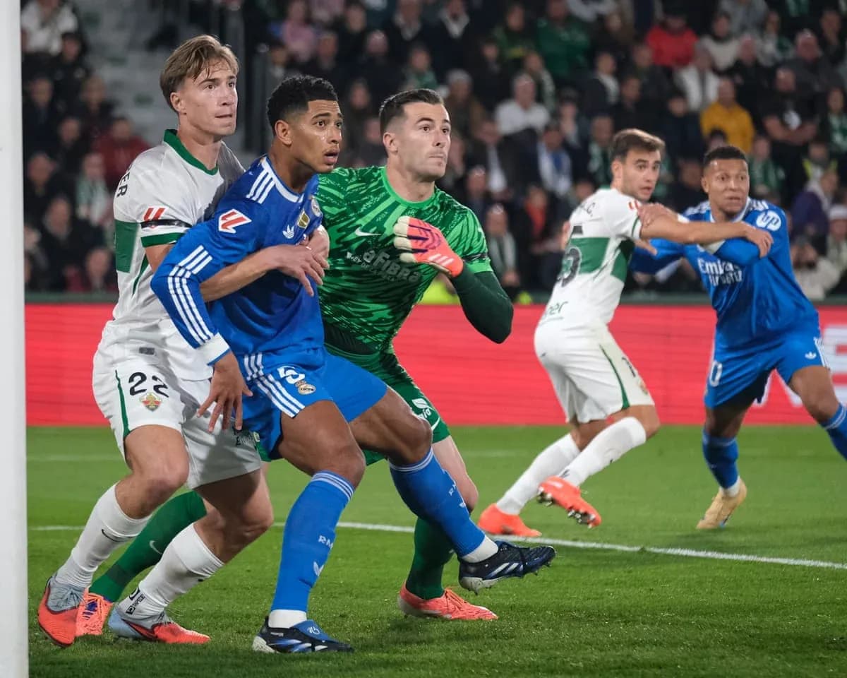 Players competing for the ball during Elche match