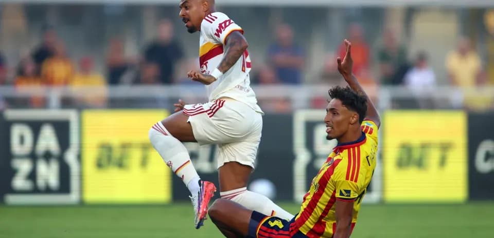 Lecce player tackling AS Roma opponent