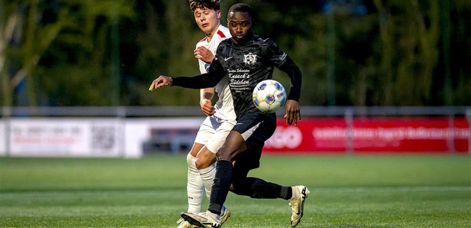 Player dribbling the ball during Monheim match