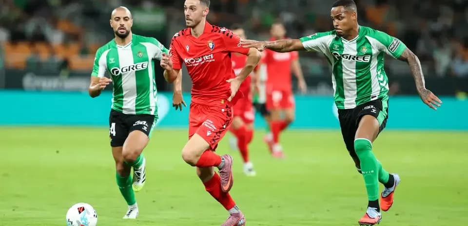 Osasuna player sprinting against Real Betis defenders