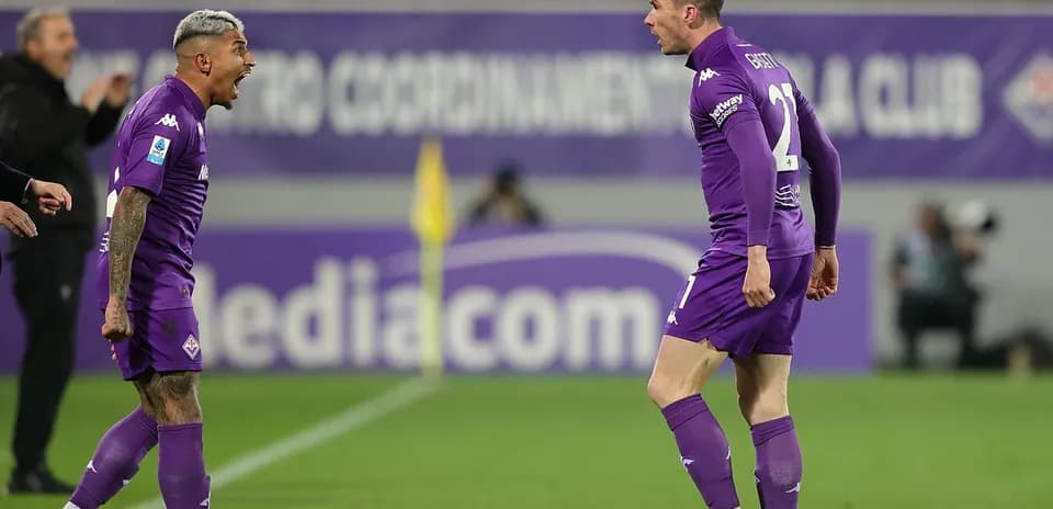 Fiorentina players celebrating a goal