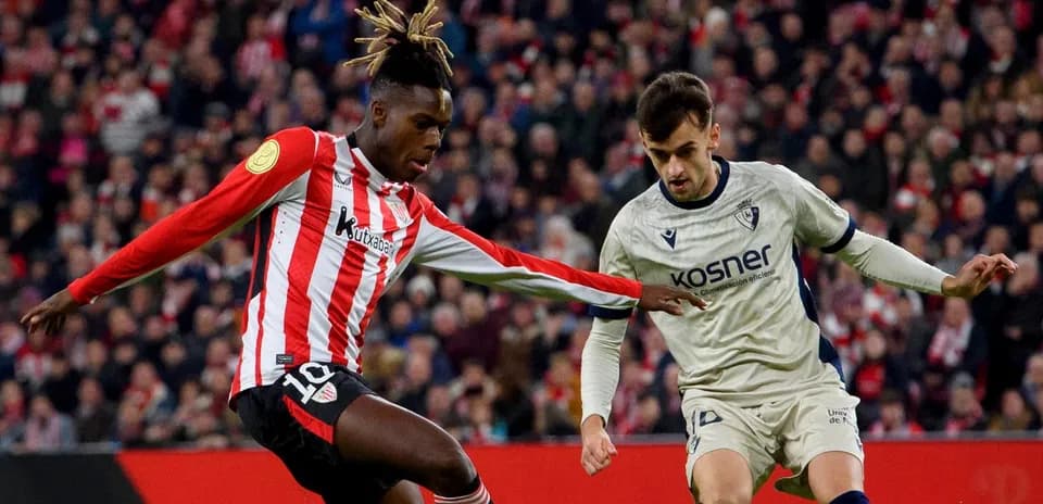 Athletic Club player dribbling against Osasuna opponent