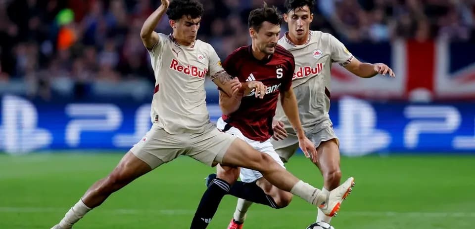 Players competing for the ball in Europa League match