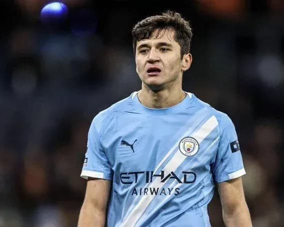 Player in blue Manchester City kit on field