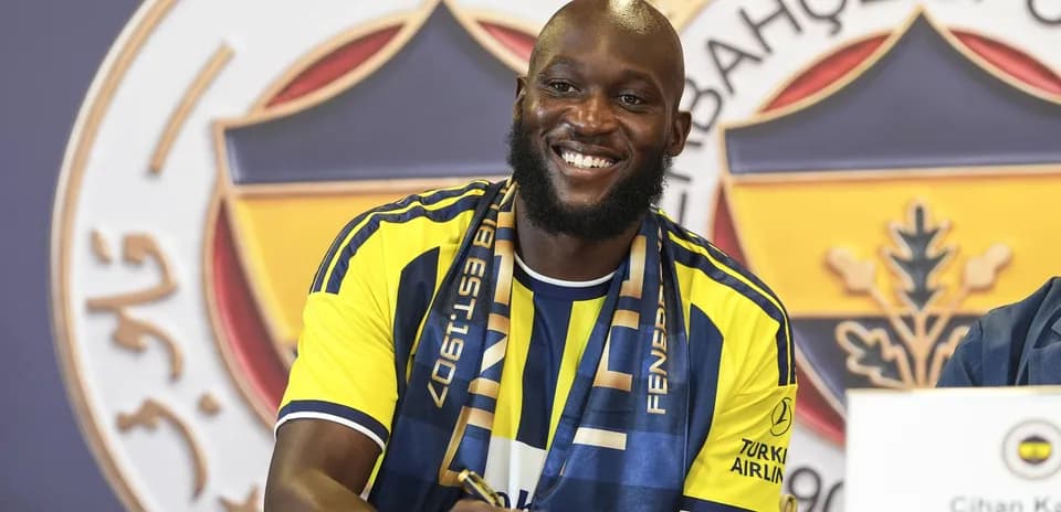 Player signing contract at Fenerbahçe press conference
