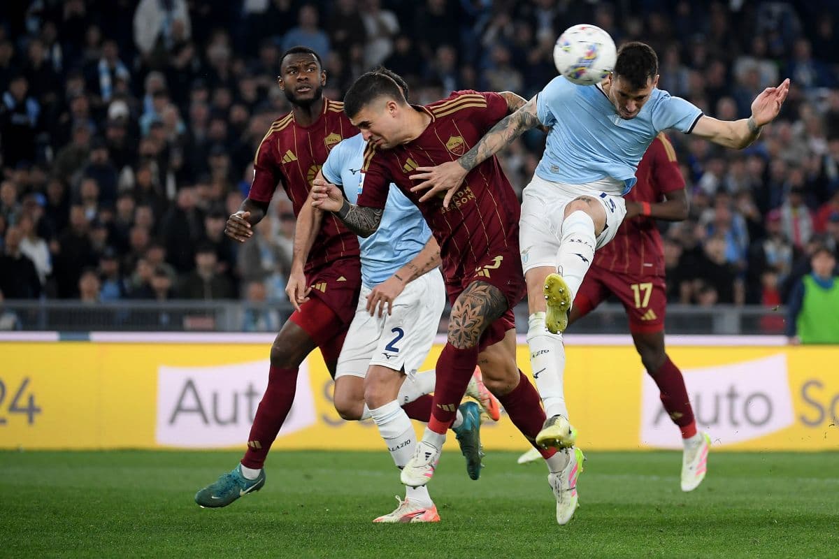 AS Roma and Lazio players competing for the ball