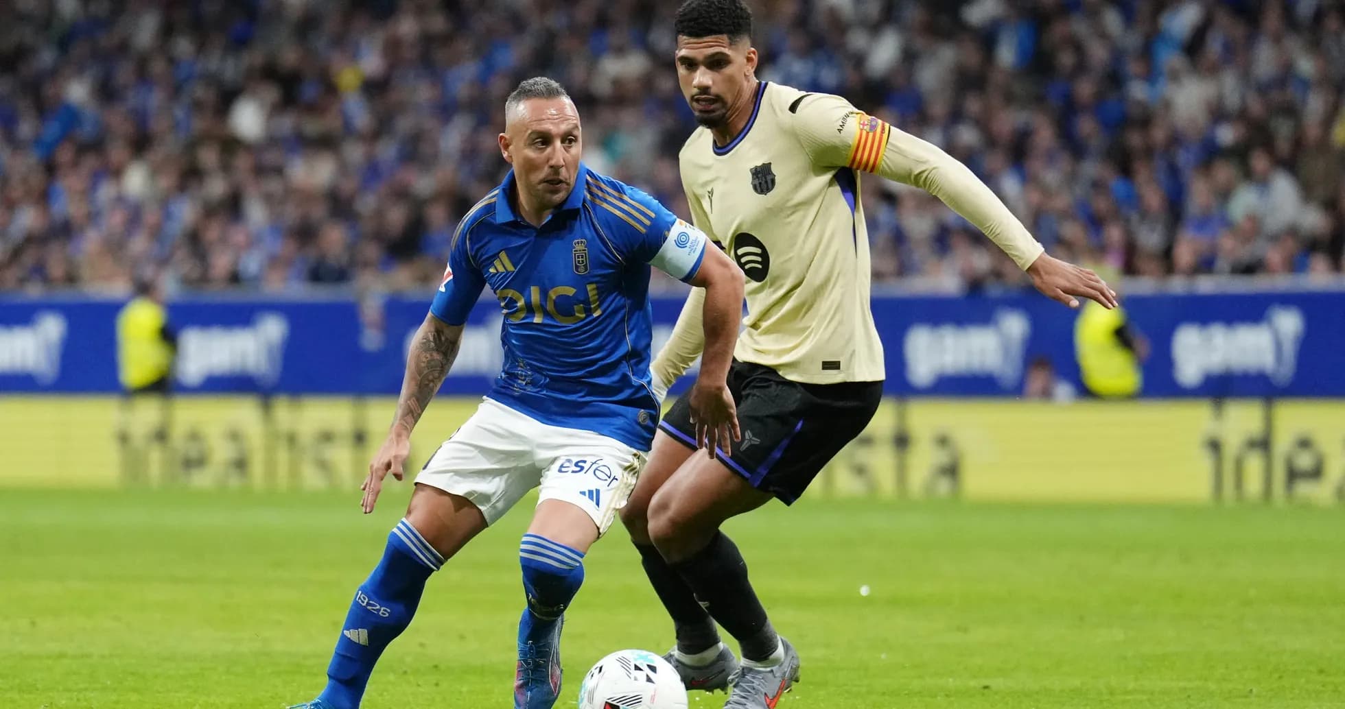 Oviedo player dribbling past Getafe defender