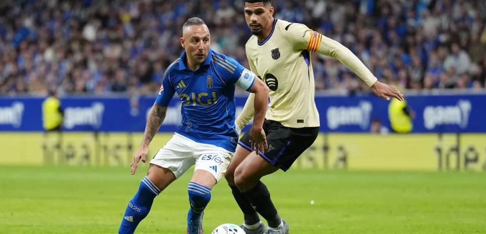 Oviedo player dribbling past Getafe defender