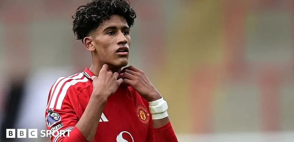 Player adjusting collar during match for Manchester United