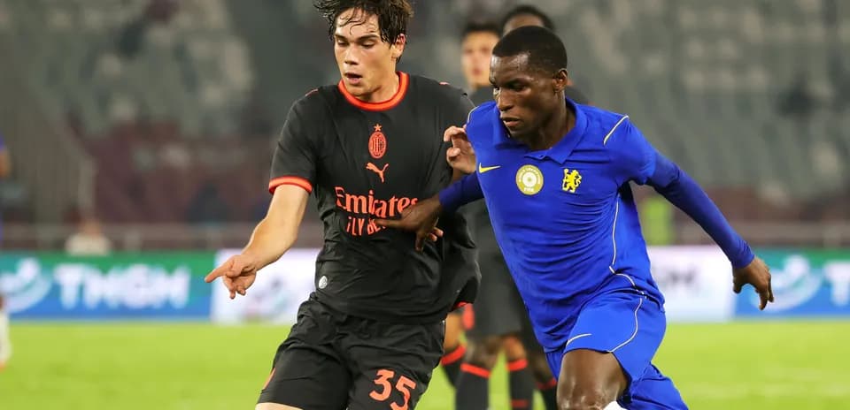 AC Milan and Chelsea players competing for the ball