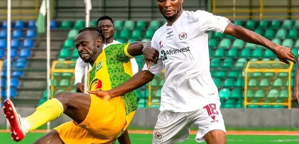 Katsina United player tackled by Rivers United opponent
