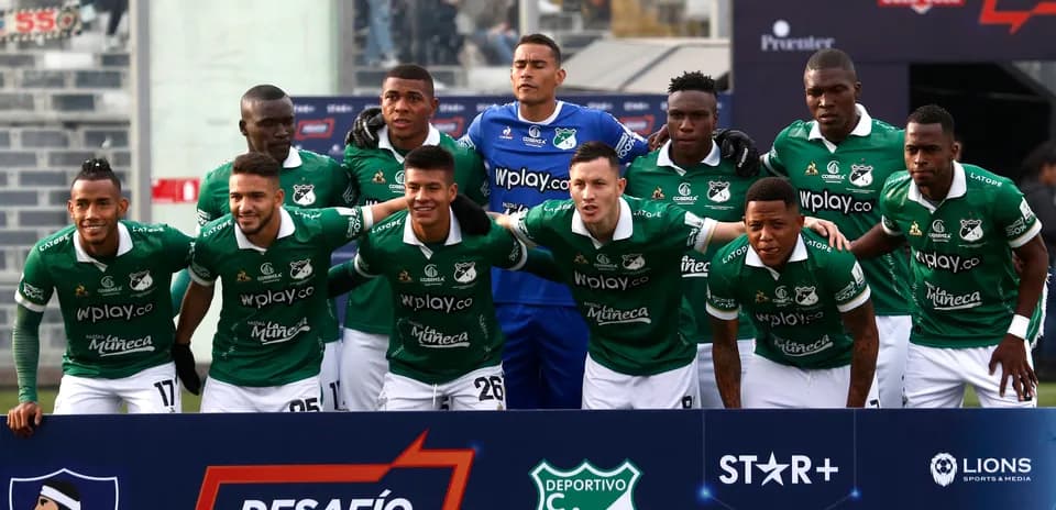 Deportivo Cali players posing for team photo
