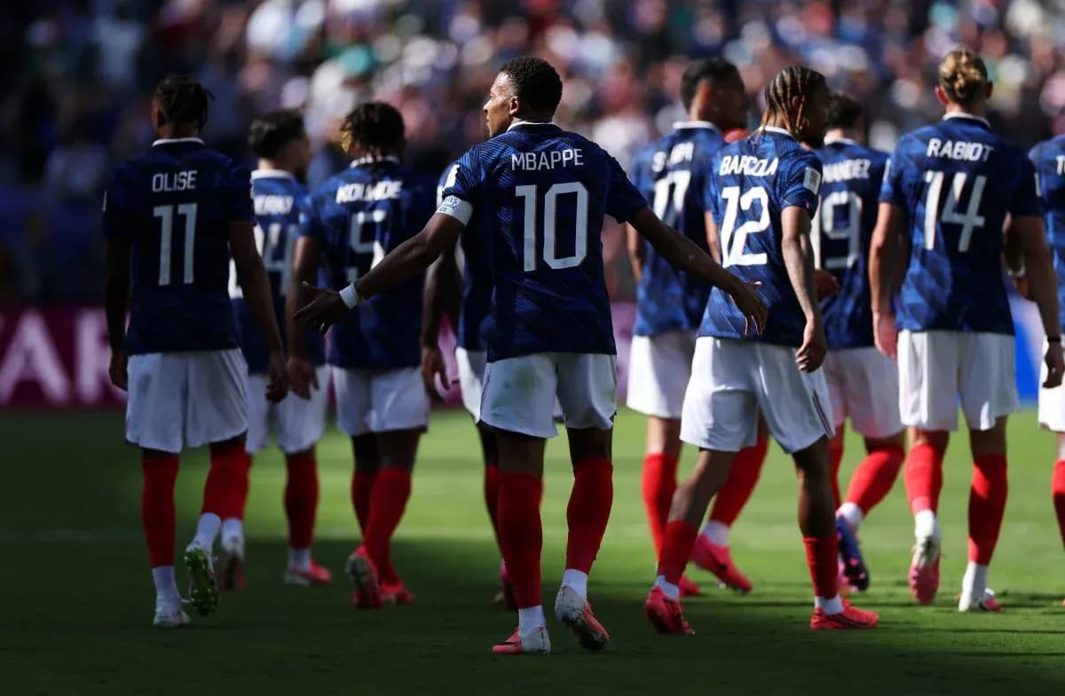 French national team players walking on the pitch