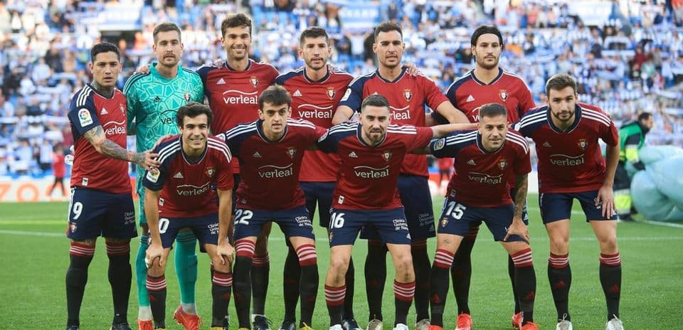 Osasuna team posing before La Liga match