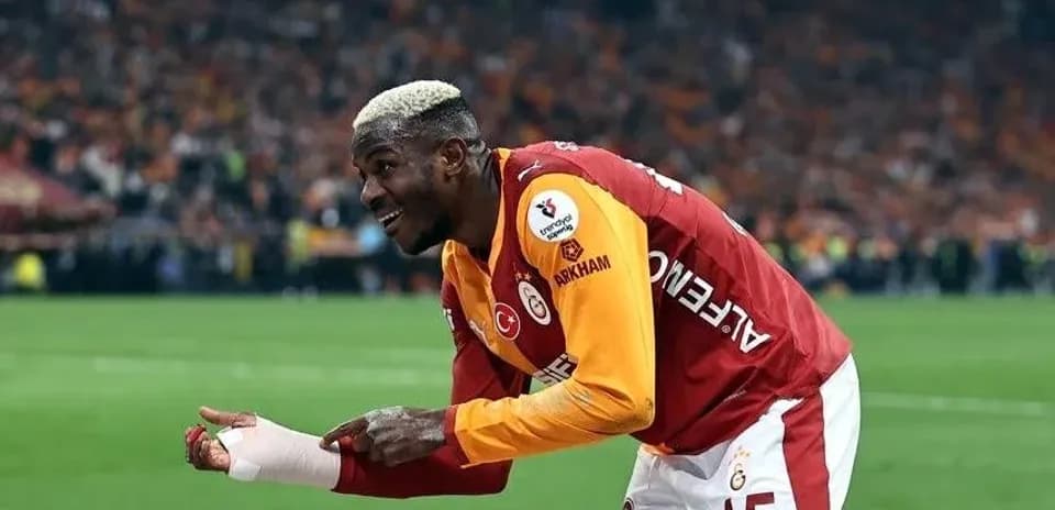 Player celebrating in Galatasaray jersey during match