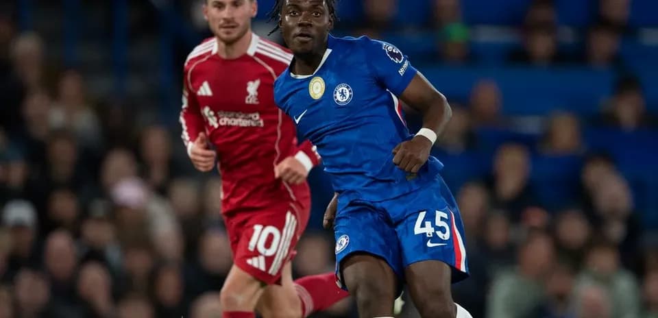 Liverpool and Chelsea players in Premier League match