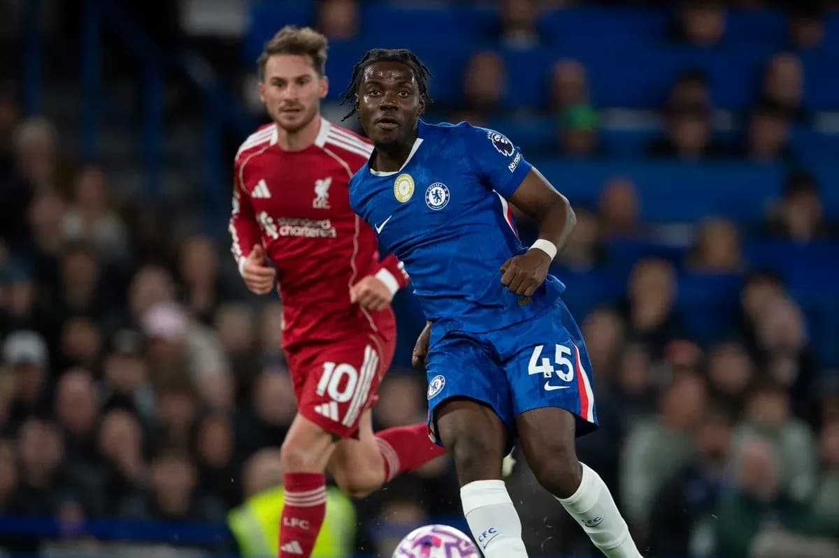 Liverpool and Chelsea players in Premier League match