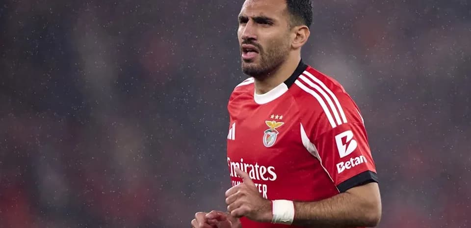 Player in Benfica jersey during rainy match