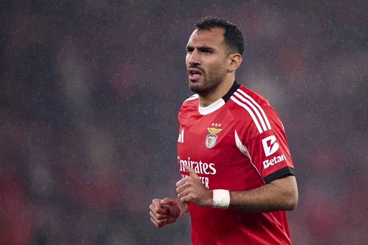 Player in Benfica jersey during rainy match