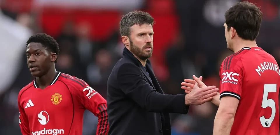 Manchester United players and coach discussing on field