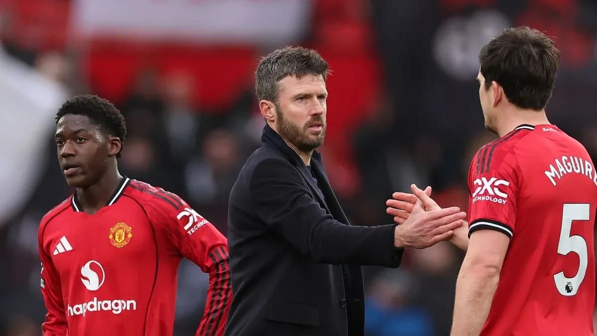 Manchester United players and coach discussing on field