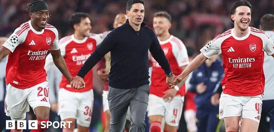 Arsenal players celebrating with manager after victory