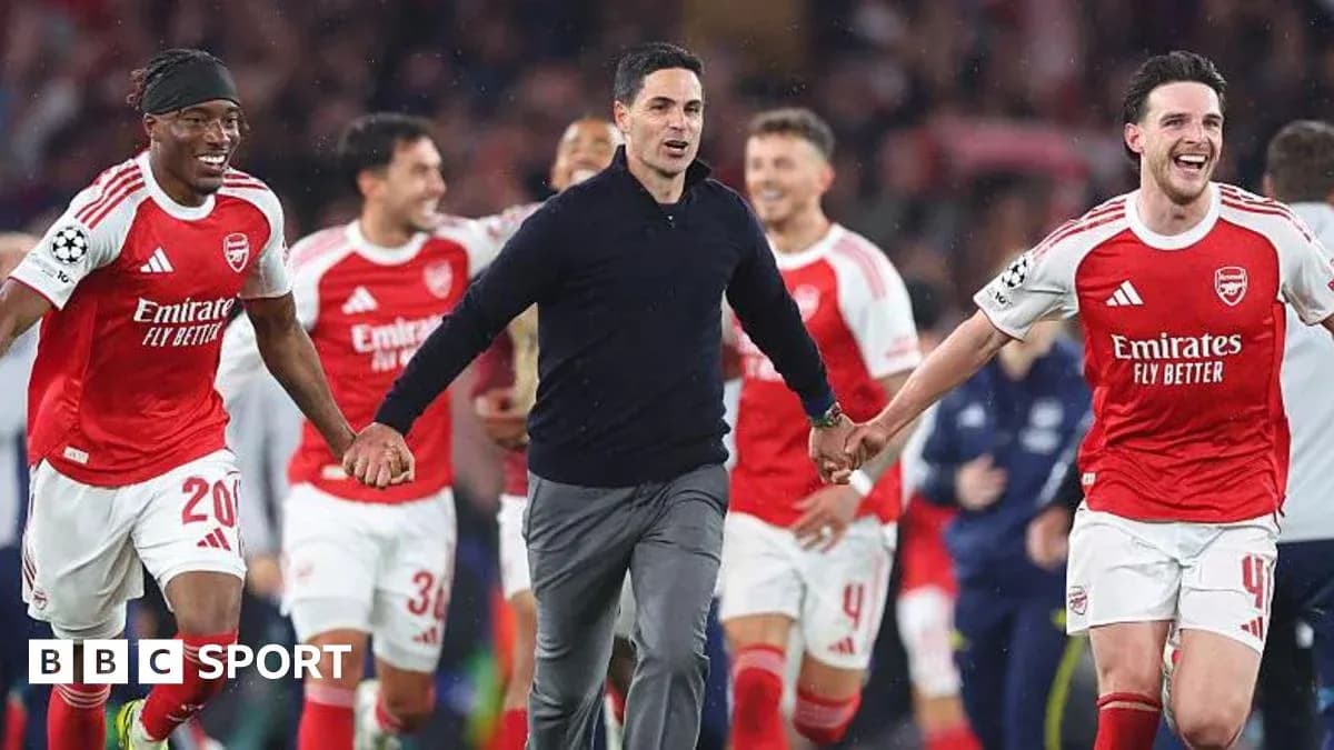 Arsenal players celebrating with manager after victory