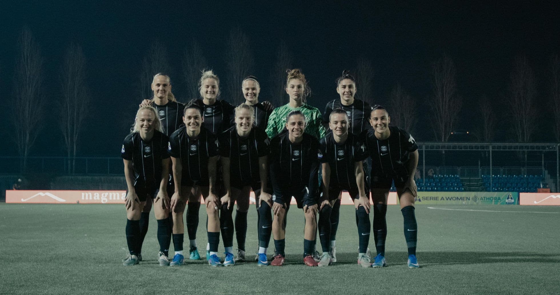 Como Women's team posing for a photo