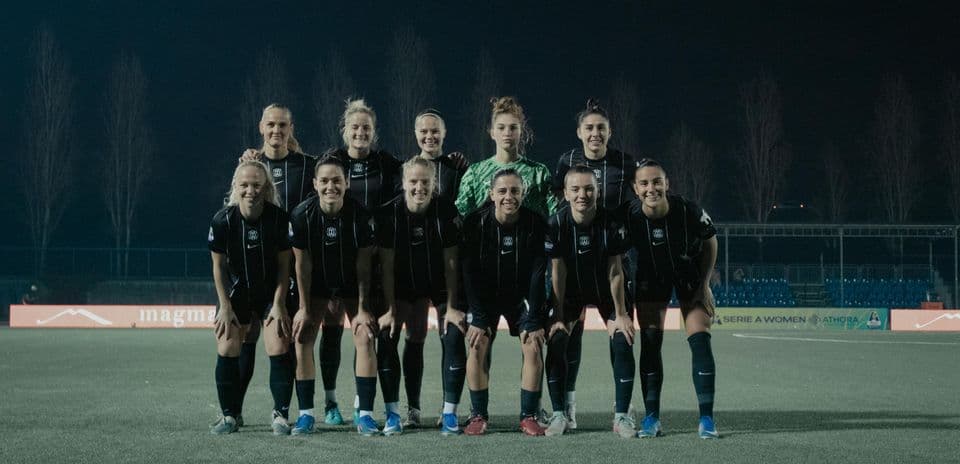 Como Women's team posing for a photo
