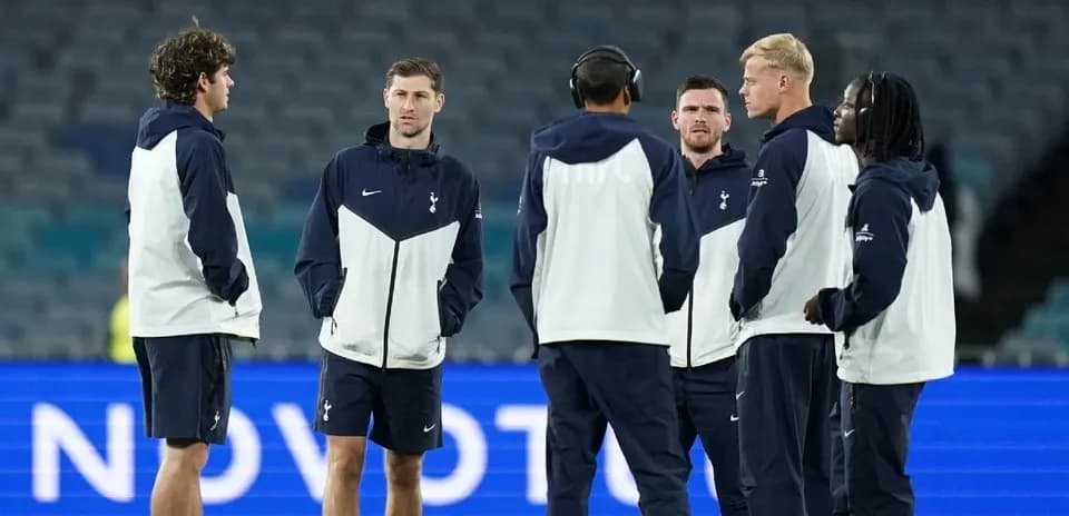 Tottenham players discussing before a match