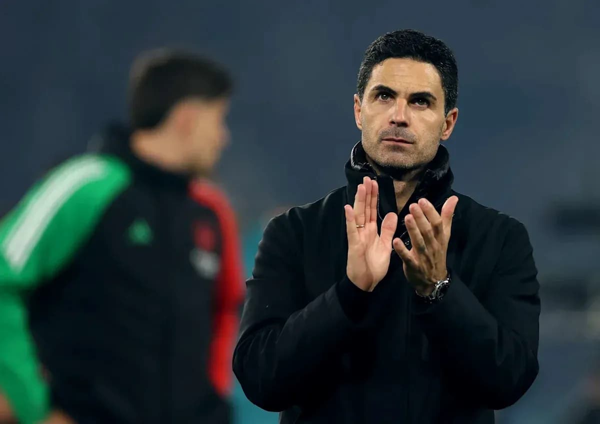 Manager applauding during a training session