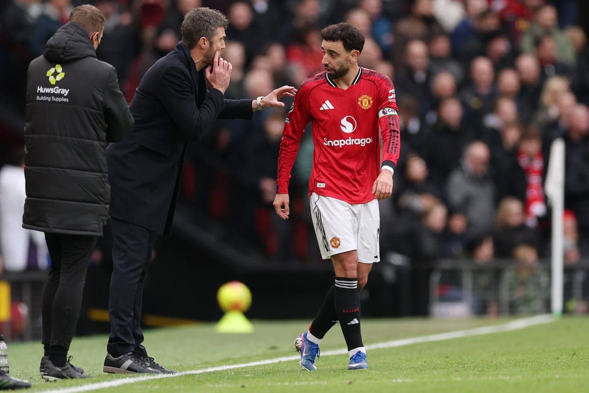 Coach giving instructions to Bruno Fernandes during match