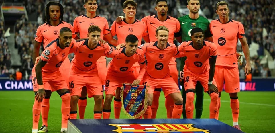 Barcelona team posing before UEFA Champions League match