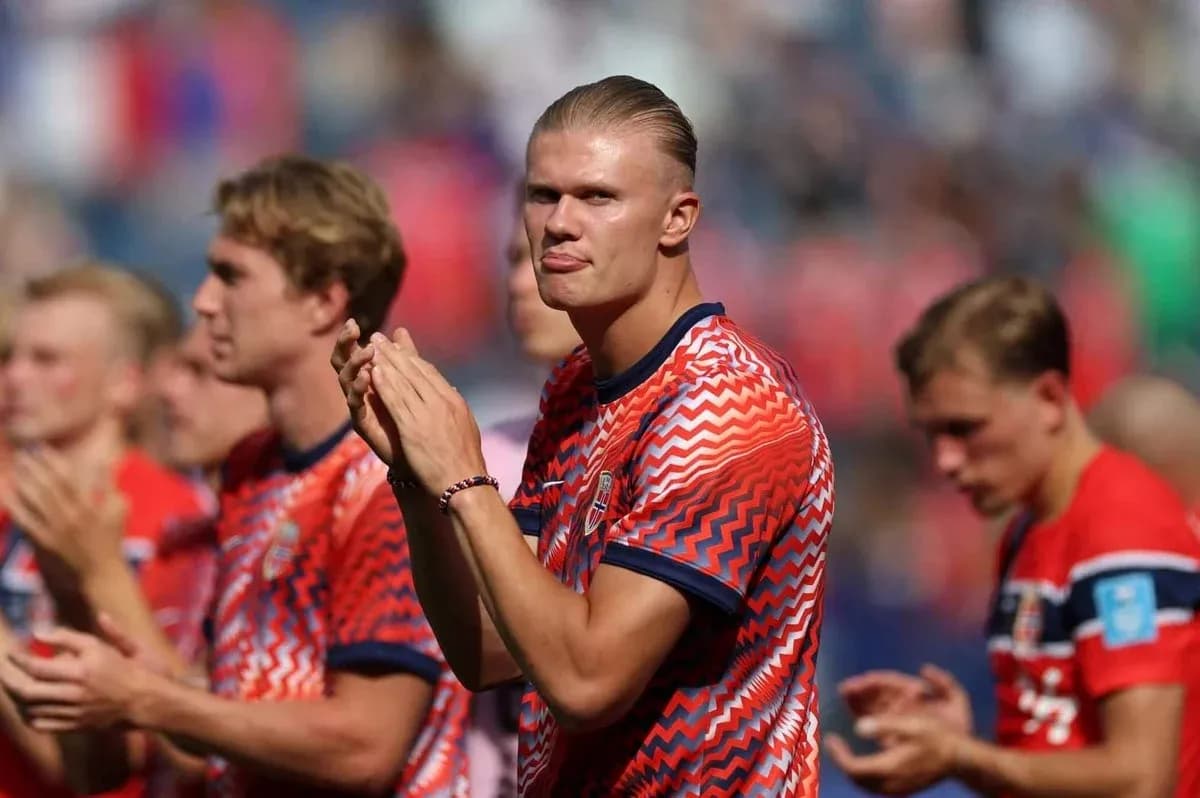 Players applauding during a match warm-up session