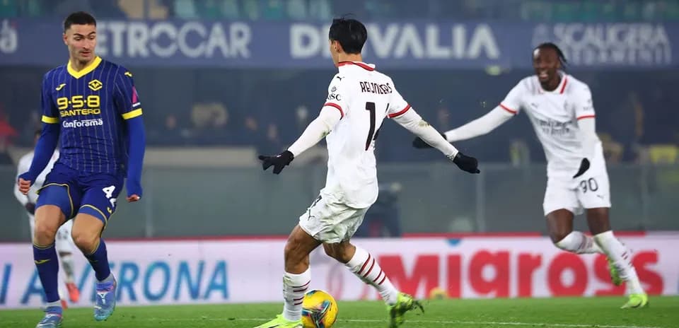 Hellas Verona player challenges AC Milan opponent