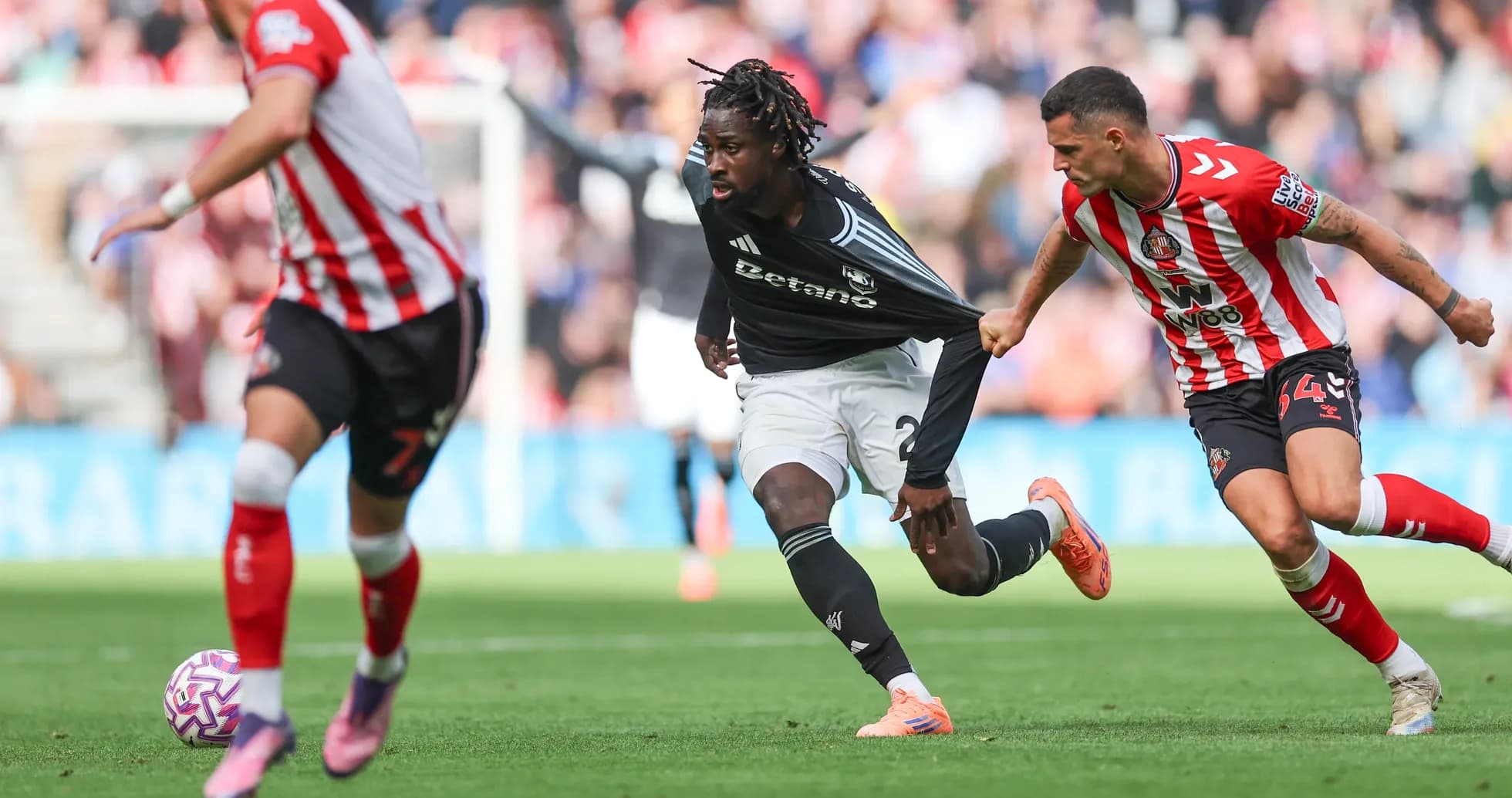 Aston Villa player evading Sunderland defender