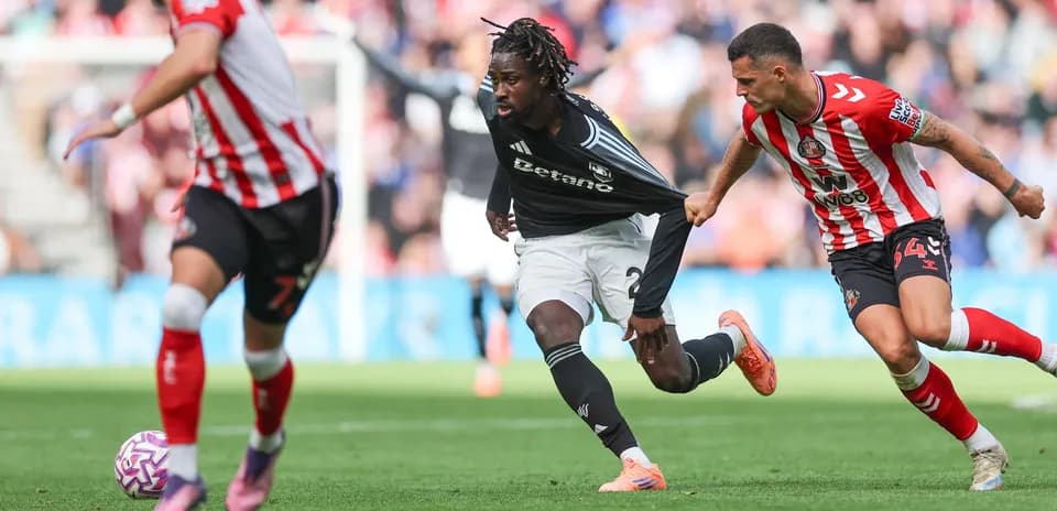 Aston Villa player evading Sunderland defender