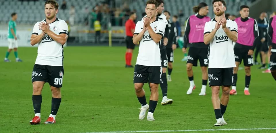 Beşiktaş players applauding after a match