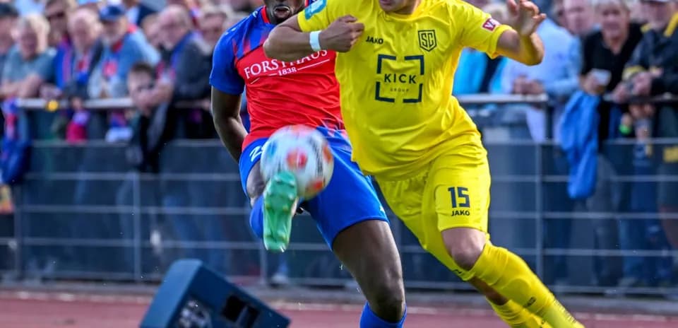 Players contesting for the ball in Oberliga match
